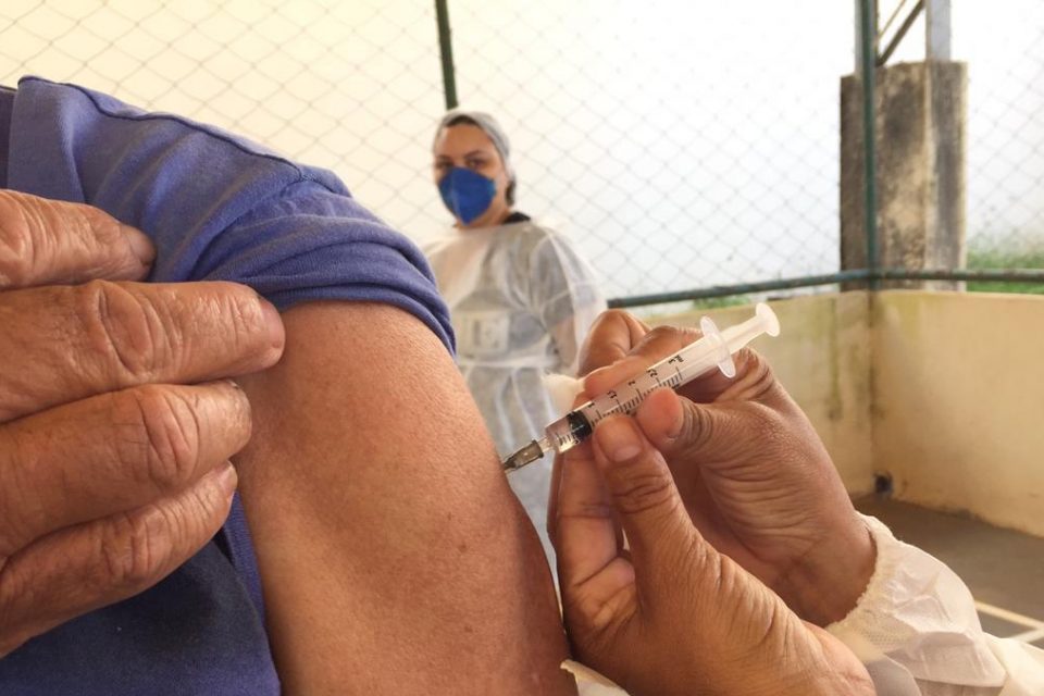 O governador Ronaldo Caiado anunciou que as cidades só receberão novas doses de vacina contra a Covid-19 se derem baixa em 100% nos estoques (Foto: Secom Caldas)
