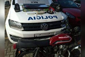 Dois homens foram presos com uma televisão e uma motocicleta furtadas, em Goiânia, na última sexta-feira (23). (Foto: divulgação/PM)