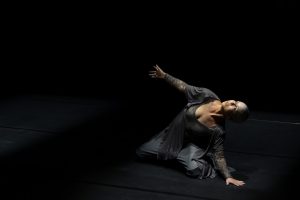 Bailarina goiana Ana Behatriz apresenta "Estilhaço