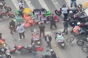 Entregadores por aplicativo realizam, na manhã desta sexta-feira (30), protesto por melhores taxas de entrega em Goiânia. (Foto: reprodução)
