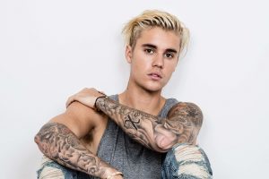 Justin Bieber se desculpa por elogiar cantor acusado de racismo Justin Bieber adota dreadlocks e é criticado por apropriação cultural; foto