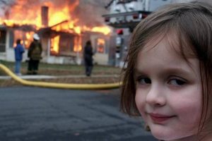 Zoe Roth Meme de garota em frente a incêndio é vendido por R$ 2,6 milhões