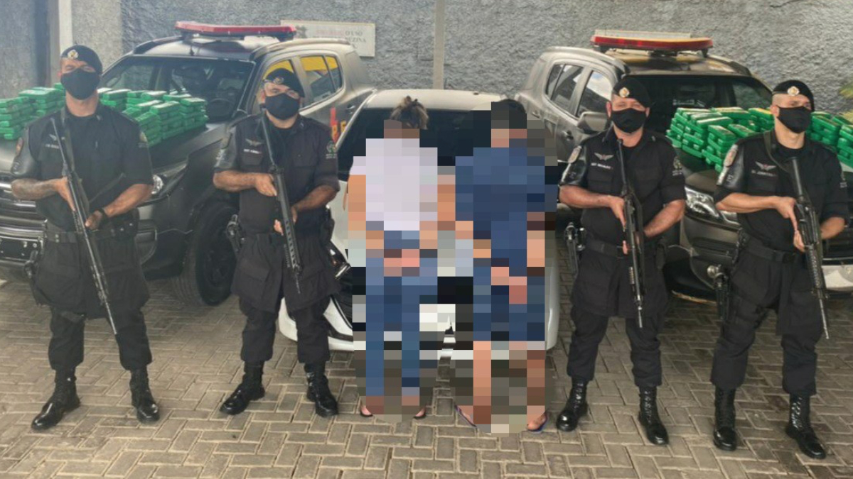 As 192 peças de maconha estavam escondidas dentro de um carro (Foto: Divulgação/Polícia Militar)