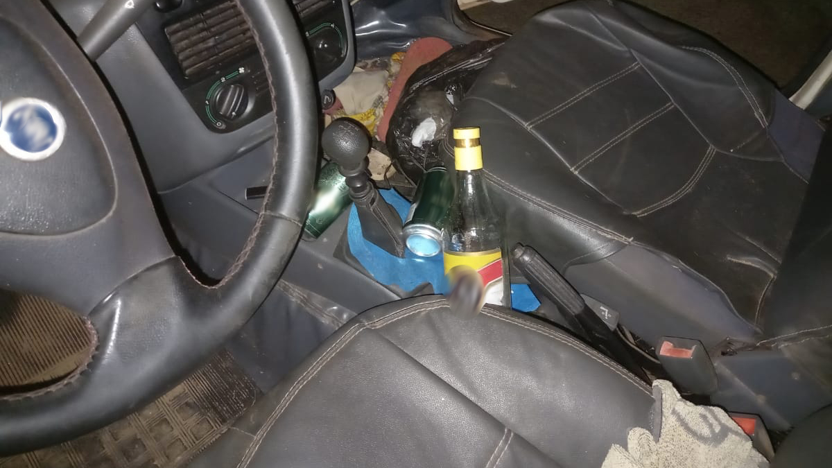 Motorista bêbado foge sem CNH, quebra bafômetro e agride agentes, em Porangatu