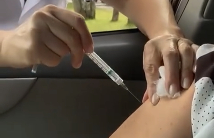 Vacinação contra covid-19 em posto de drive-thru (Foto: Prefeitura de Luziânia)