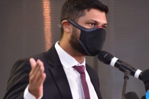 Romário Policarpo, presidente da Câmara Municipal, de máscara e falando ao microfone