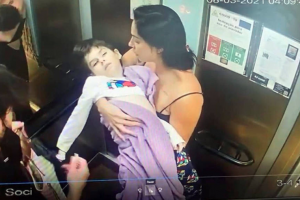 Imagem de câmera de segurança em elevador mostram Henry Borel, 4, no colo da mãe e ao lado do vereador Dr. Jairinho antes de ser levado ao hospital, às 4h09 do dia 8 de março - Reprodução/Polícia Civil