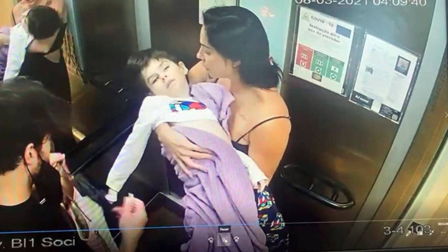 Imagem de câmera de segurança em elevador mostram Henry Borel, 4, no colo da mãe e ao lado do vereador Dr. Jairinho antes de ser levado ao hospital, às 4h09 do dia 8 de março - Reprodução/Polícia Civil