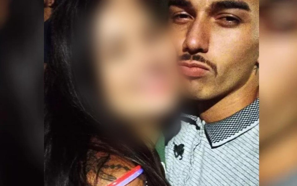 Jovem suspeita de matar o namorado com agulha de narguilé é denunciada por homicídio