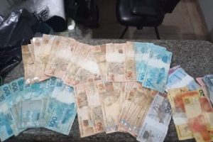 Parte do dinheiro do roubo que foi recuperada em Itaberaí (Foto: Divulgação)