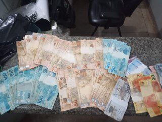 Parte do dinheiro do roubo que foi recuperada em Itaberaí (Foto: Divulgação)