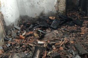 Uma mulher de 38 anos colocou fogo na casa do pai, 72, duas vezes em um dia. O caso aconteceu nesta segunda-feira (26), no município de Goianésia. Mulher coloca fogo na casa do pai duas vezes em dia e é presa