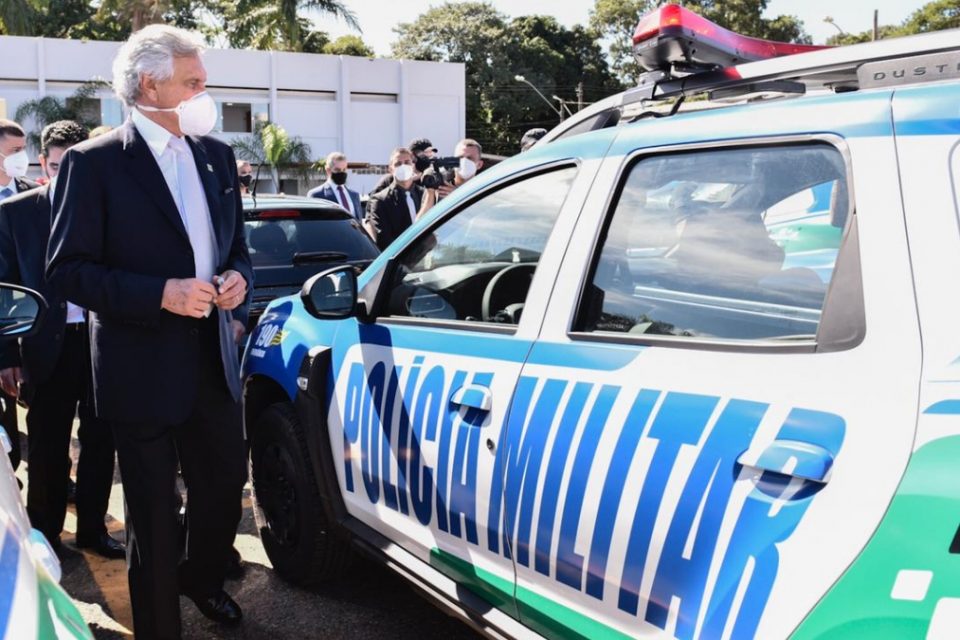 Governador Ronaldo Caiado (DEM) durante entrega de viaturas às forças de segurança (Foto: Governo de Goiás)