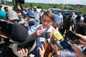 Presidente Jair Bolsonaro fala com a imprensa no interior da Bahia - Alan Santos/PR