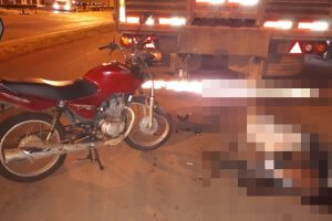 Mais um acidente de trânsito marcou a noite desta quarta-feira (28), em Goiânia. Neste caso, um motociclista não viu o caminhão que estava estacionado, bateu de frente com automóvel e morreu no local.Motociclista bate em caminhão estacionado e morre em Goiânia