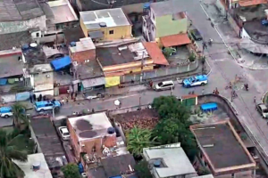 Imagem aérea mostra movimento na rua do bar onde ocorreu a chacina, no bairro Jacutinga, em Mesquita, no Rio de Janeiro - Reprodução/TV Globo
