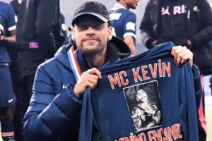 Neymar faz homenagem a MC Kevin após vitória do Paris Saint-Germain