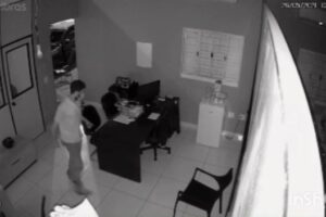 Câmeras de segurança registraram o momento em que suspeito invadiu o estabelecimento e entrou no escritório durante a madrugada