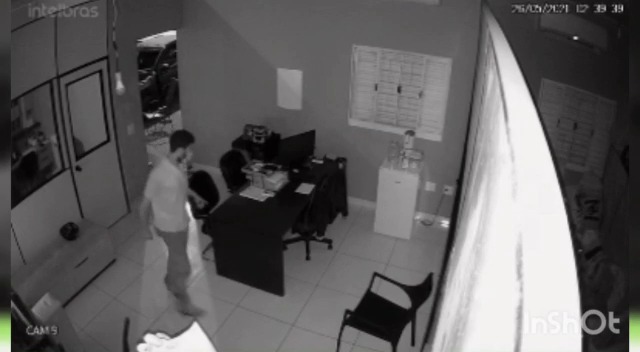 Câmeras de segurança registraram o momento em que suspeito invadiu o estabelecimento e entrou no escritório durante a madrugada