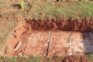 Homem descobre que caixão da mãe do desapareceu do túmulo na hora de enterrar a esposa