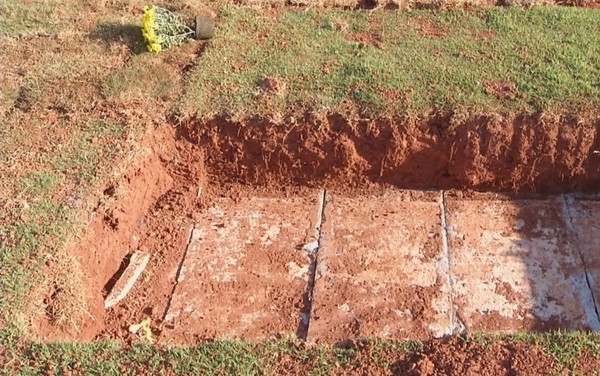 Homem descobre que caixão da mãe do desapareceu do túmulo na hora de enterrar a esposa