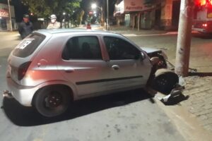 Um homem ficou ferido depois de bater o carro que conduzia em um poste de energia, em Inhumas, na madrugada deste domingo (9). (Foto: divulgação/Corpo de Bombeiros)