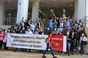 No primeiro dia de greve, os servidores do Hospital das Clínicas de Goiânia fazem manifestação na porta da unidade e pedem por valorização. (Foto: reprodução)