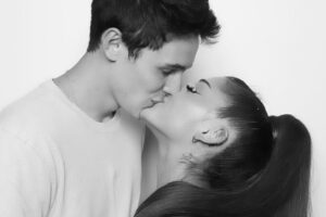 Ariana Grande se casou em segredo com Dalton Gomez no fim de semana, afirma site