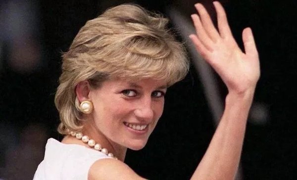 Ficha de inscrição para agência de babás Primeiro contrato de trabalho da Princesa Diana é leiloado; veja valor