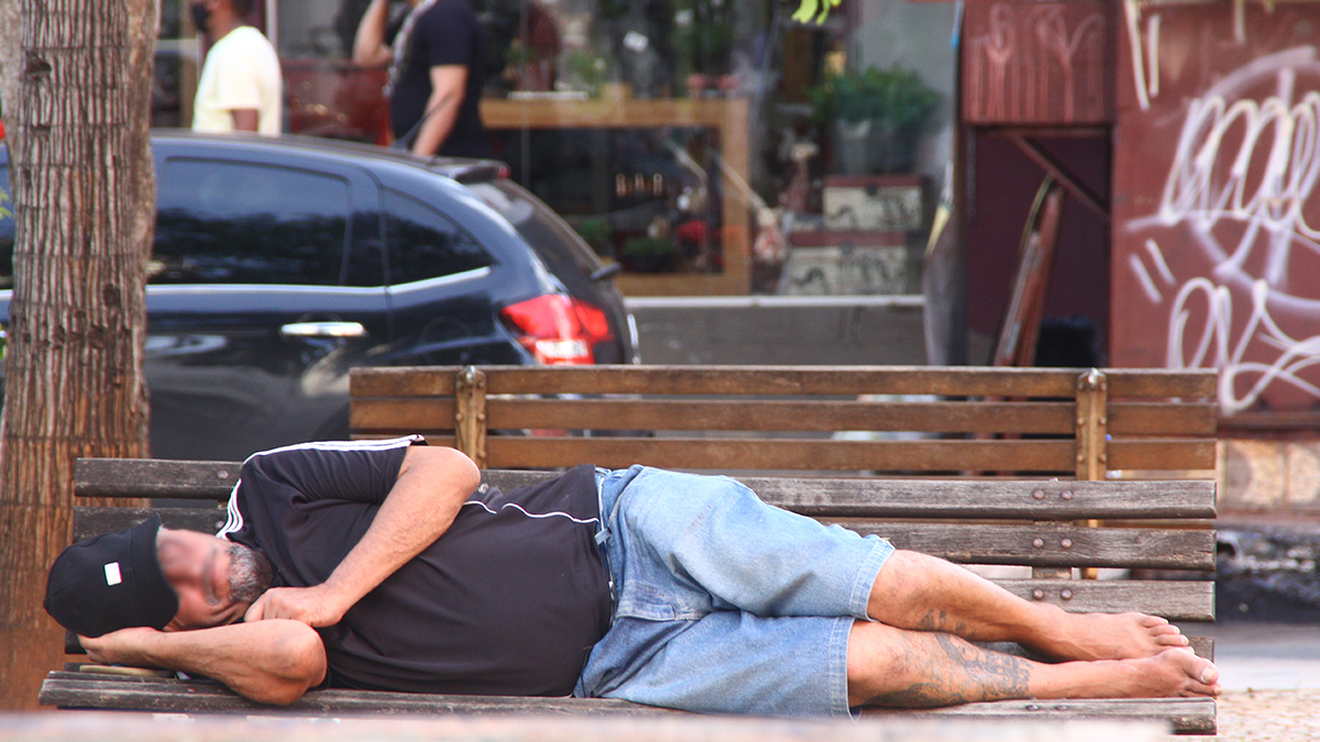 Pessoa em situação de rua na Avenida Goiás, em Goiânia (Foto: Igor Caldas/MaisGoiás)