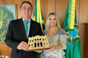 O presidente Jair Bolsonaro e a ex-governadora Cida Borghetti Foto: Reprodução/Facebook Newsletters