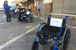 Com o lema “Essa vaga não é sua nem por um minuto”, uma campanha estacionou cadeiras de rodas em vagas destinadas a veículos em Goiânia. (Foto: Divulgação/Prefeitura)