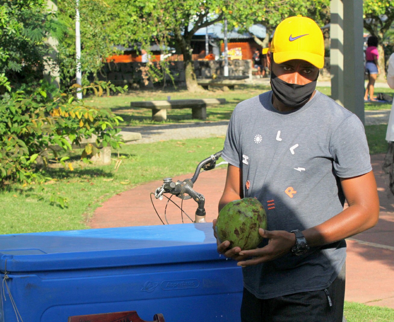 Ex-BBB Luan vende água de coco no Rio de Janeiro; fotos