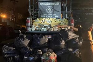 A Polícia Militar do Rio de Janeiro aprendeu cerca de uma tonelada de drogas e armas com a ajuda da cadela Nascar na noite - Cadela fareja esconderijo sob o metrô e acha uma tonelada de drogas no RJ