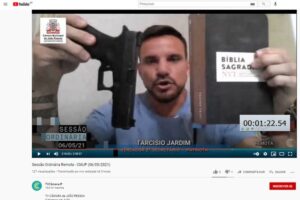 Vereador de João Pessoa exibe arma e bíblia durante sessão remota; vídeo