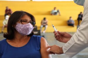 Nesta segunda-feira (17), a população de Anápolis é imunizada com vacinas de três fabricantes distintos - Pfizer, AstraZeneca e Coronavac. (Foto: divulgação/Prefeitura de Anápolis)