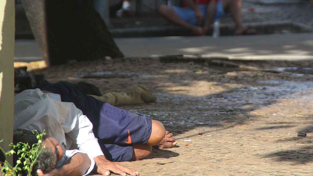 Pessoa em situação de rua na Avenida Goiás, em Goiânia (Foto: Igor Caldas/MaisGoiás)