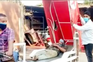Indiano cria ambulância puxada por moto para socorrer pessoas com covid-19