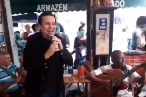 O prefeito do Rio de Janeiro, Eduardo Paes, canta sem máscara durante uma roda de samba na sexta-feira (7) para a gravação de um programa sobre gastronomia - Carlos Bolsonaro no Twitter