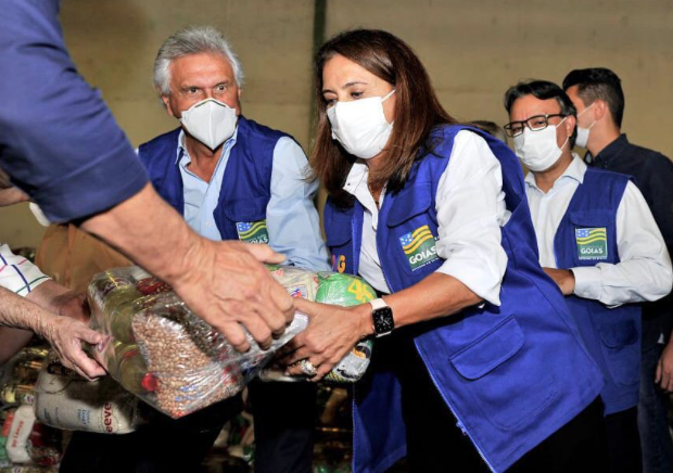 Governador Ronaldo Caiado e primeira-dama Gracinha Caiado com as cestas básicas (Foto: Governo do Estado)