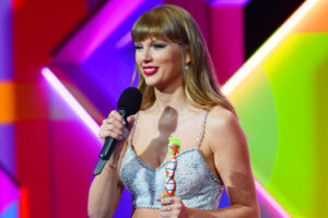 Taylor Swift ganha prêmio de ícone global e é homenageada por Selena Gomez