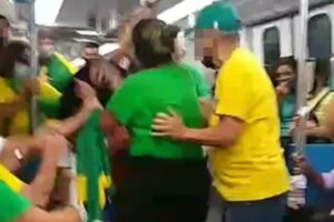 Passageira questiona manifestante pró-Bolsonaro sem máscara e é agredida;vídeo