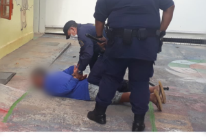 Segundo a Guarda Civil Metropolitana (GCM), o homem, que estava todo ensanguentado, invadiu a creche para fugir de populares que o agrediam