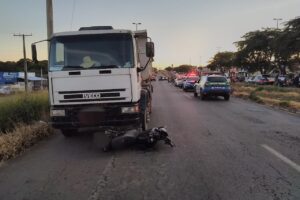 Motociclista morre após ser arrastado por caminhão na GO-040, em Goiânia