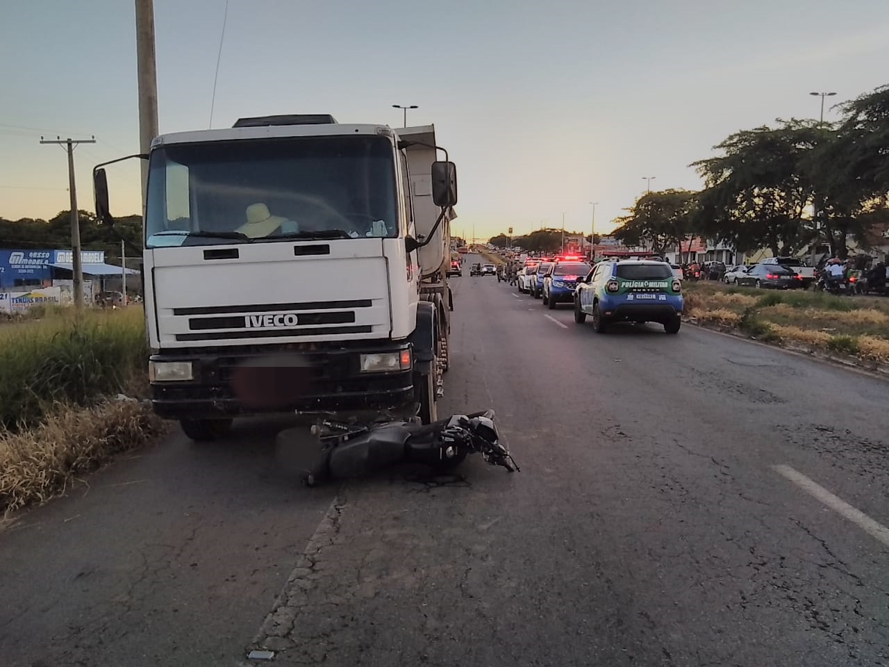 Motociclista morre após ser arrastado por caminhão na GO