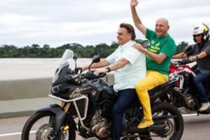 Bolsonaro e Luciano Hang andam de moto sem capacete em inauguração de ponte de RO (Foto: reprodução/ redes sociais)