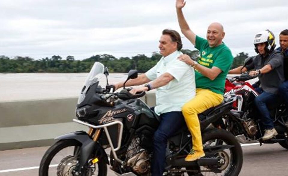 Bolsonaro e Luciano Hang andam de moto sem capacete em inauguração de ponte de RO (Foto: reprodução/ redes sociais)