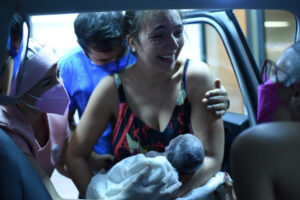 Uma advogada de 36 anos deu a luz ao segundo filho dentro de um carro, a caminho da maternidade, na noite desta terça-feira (4), em Goiânia