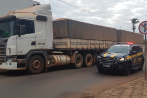 Carreta com 30 toneladas de soja foi recuperada pela PRF na BR-153, em Itumbiara (Foto: PRF)