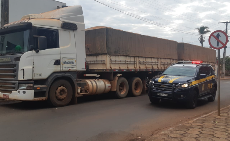 Carreta com 30 toneladas de soja foi recuperada pela PRF na BR-153, em Itumbiara (Foto: PRF)